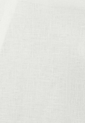 Tessuto di lino bianco con una trama strutturata, caratterizzato da un aspetto leggermente opaco e da irregolarità naturali sparse nel materiale.