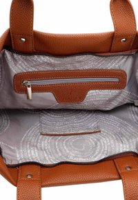 Brūna teksturēta ādas somiņa ar rāvējslēdzēja aizdari, kurai ir sudraba iekšējais odere ar iespiestu tekstu un iekšējā rāvējslēdzēja kabata.