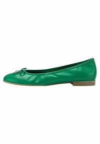 Ballerine in pelle verde con punta arrotondata, piccolo dettaglio a fiocco e tacco basso impilato. Texture liscia e design minimalista.