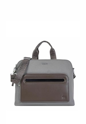 Borsa ventiquattrore grigia e marrone con due manici texturizzati e tracolla removibile, con una grande tasca frontale con finestra orizzontale.