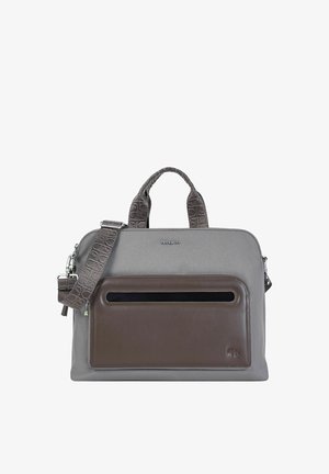 Serviette grise et marron avec deux poignées texturées et une bandoulière amovible, dotée d'une grande poche avant avec une fenêtre horizontale.