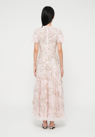 Lang lyserød blomsterkjole med gennemsigtig blonder, korte pufærmer og indviklet blomsterbroderi. Har en tætsiddende talje og et flydende skørt.