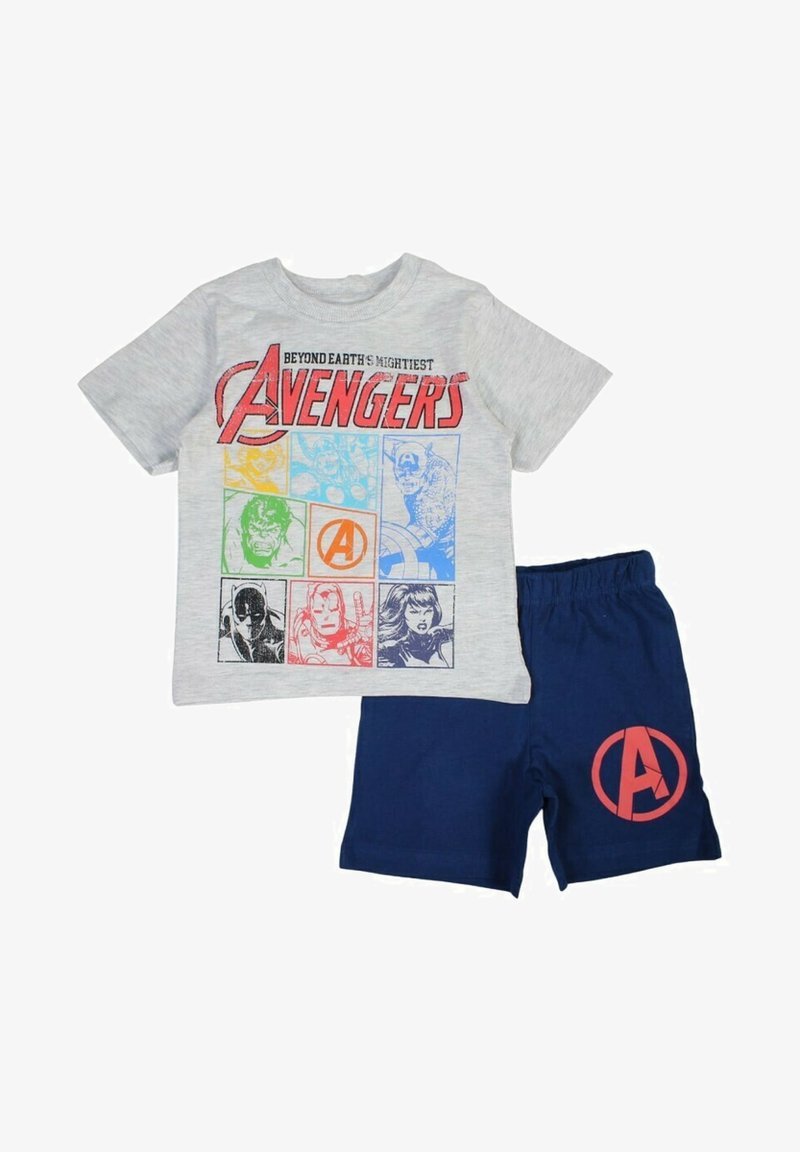 T-shirt gris avec un graphique multicolore des Avengers et un short bleu avec un logo rouge "A". Tissu en coton, manches courtes, taille élastique.