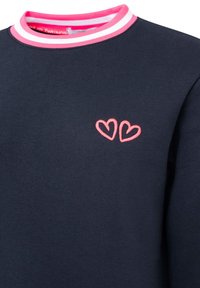 Marineblaues Sweatshirt mit einem runden, rosa-weiß gestreiften Kragen. Verfügt über zwei kleine, rosa gestickte Herzen auf der Vorderseite. Weicher Stoff.