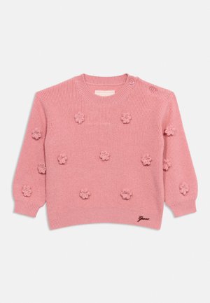 Maglione rosa a maniche lunghe lavorato a maglia con piccole applicazioni floreali 3D e due bottoni sulla spalla sinistra, con un piccolo logo "Guess" vicino all'orlo.