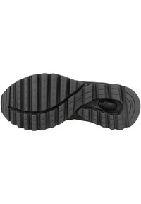 Suola di sneaker nera con profonde scanalature orizzontali, aree testurizzate e un emblema circolare. Presenta un materiale in gomma robusto per una maggiore aderenza.