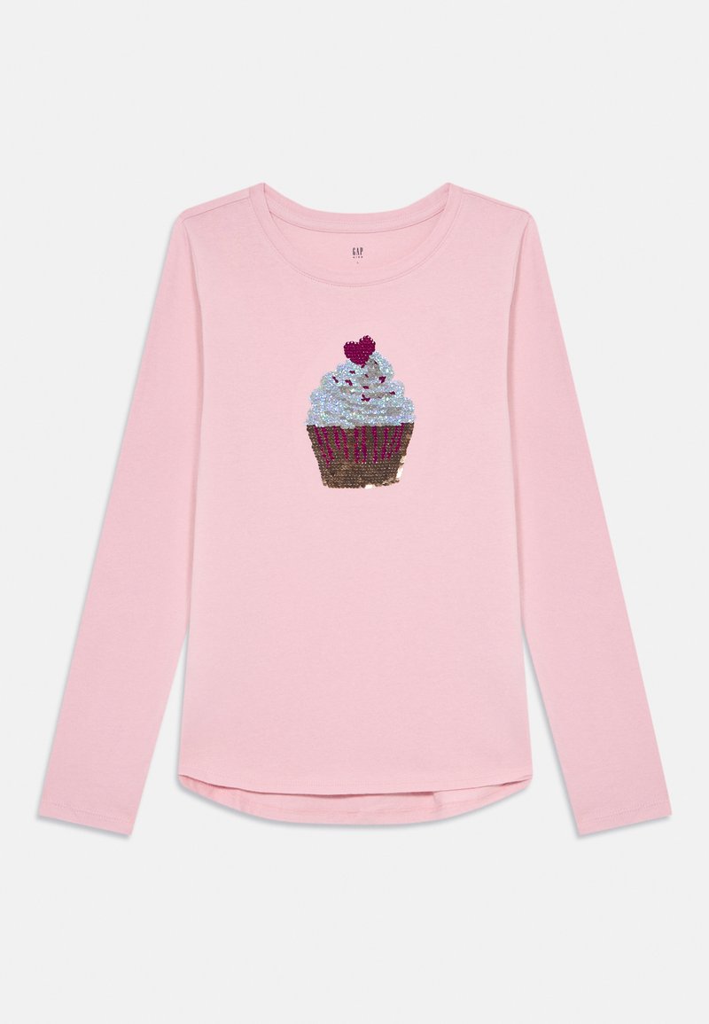 Rosa långärmad skjorta med en paljettdekorationsdesign av en cupcake som har silverfrosting och ett rött hjärta på toppen i mitten fram.