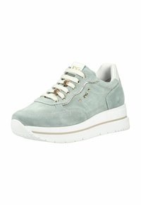 Baskets en daim vert clair avec lacets blancs et semelle blanche, œillets dorés et clous décoratifs sur le côté.