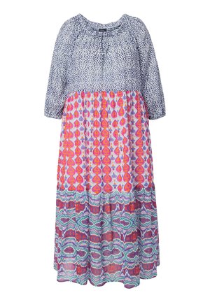 Langes Kleid mit Dreiviertelärmeln, mit blauen geometrischen Mustern oben, pinken und orangen Tropfenformen in der Mitte und einem mehrfarbigen Tribal-Print-Rock.