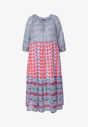 Robe longue à manches trois-quarts, avec des motifs géométriques bleus en haut, des formes en goutte rose et orange au milieu, et une jupe à imprimé tribal multicolore.