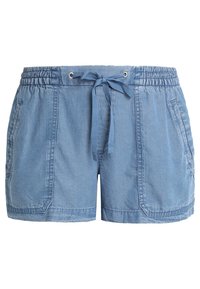 Pantalones cortos de mezclilla azul claro con cintura elástica, cierre con cordón, dos bolsillos laterales y un ajuste relajado. Textura suave, diseño casual.