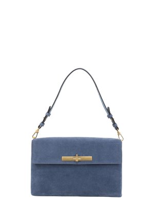 Bolso de ante azul con una única correa ajustable y un cierre rectangular dorado en la solapa frontal.