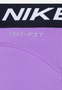 Nike Performance NIKE PRO DF SHORT  - Punčochy - rush fuchsia