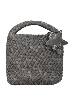 Grå vævet håndtaske med en tyk hank og to stjerneformede nøgleringe fastgjort til det øverste hjørne.