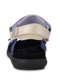 Violet och blå sandal med vadderat inre, justerbara nylonremmar och svart texturerad sula. Har en metalspänne för att säkra passformen.