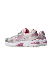 Sportieve sneakers met een zilverkleurig mesh bovenwerk, roze accenten en een witte tussenzool. Voorzien van gestructureerde details en een gevoerde kraag voor comfort.