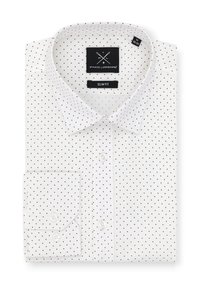 Biała slim fit koszula w małe brązowe kropki, z kołnierzykiem zapinanym na guziki i mankietem zapinanym na jeden guzik. Materiał ma gładkie, teksturowane wykończenie.