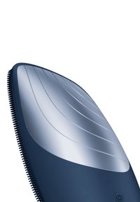 Brosse à cheveux bleu marine avec un corps en plastique lisse et incurvé, des accents argentés et des poils en caoutchouc doux pour un démêlage délicat.