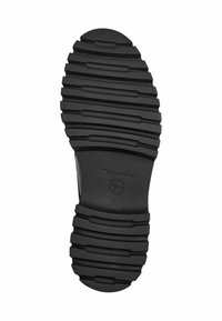 Schwarze Gummisohle mit einem strukturierten Muster aus horizontalen Rillen und Erhebungen; geprägt mit "Tamaris" und der Größe "37."