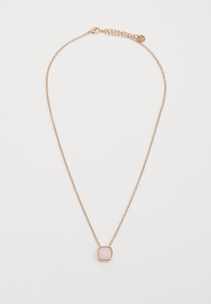 Collana in metallo dorato con ciondolo quadrato e pietra rosa pallido, texture liscia e chiusura con lunghezza regolabile.