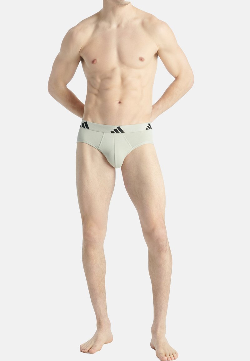 Herren Unterwäsche in hellgrau mit tailliertem Design, kontrastierendem schwarzen TüraStripe-Bund und glatter Stofftextur.