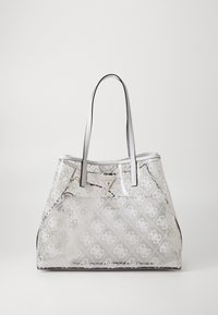 Sac fourre-tout en matériau transparent avec un motif de logo blanc, des accents argentés et des poignées en cuir gris. Présente un logo de marque en forme triangulaire.