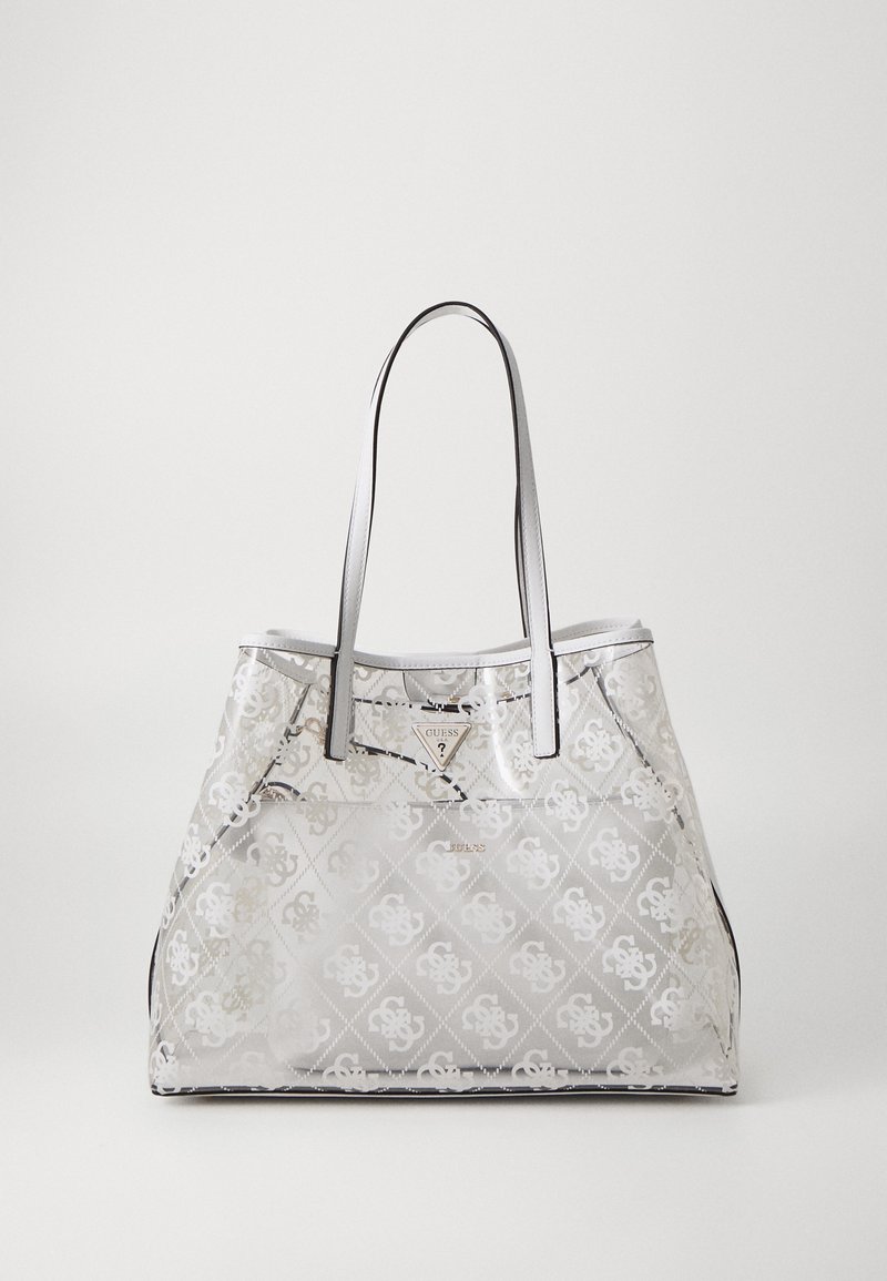 Sac fourre-tout en matériau transparent avec un motif de logo blanc, des accents argentés et des poignées en cuir gris. Présente un logo de marque en forme triangulaire.