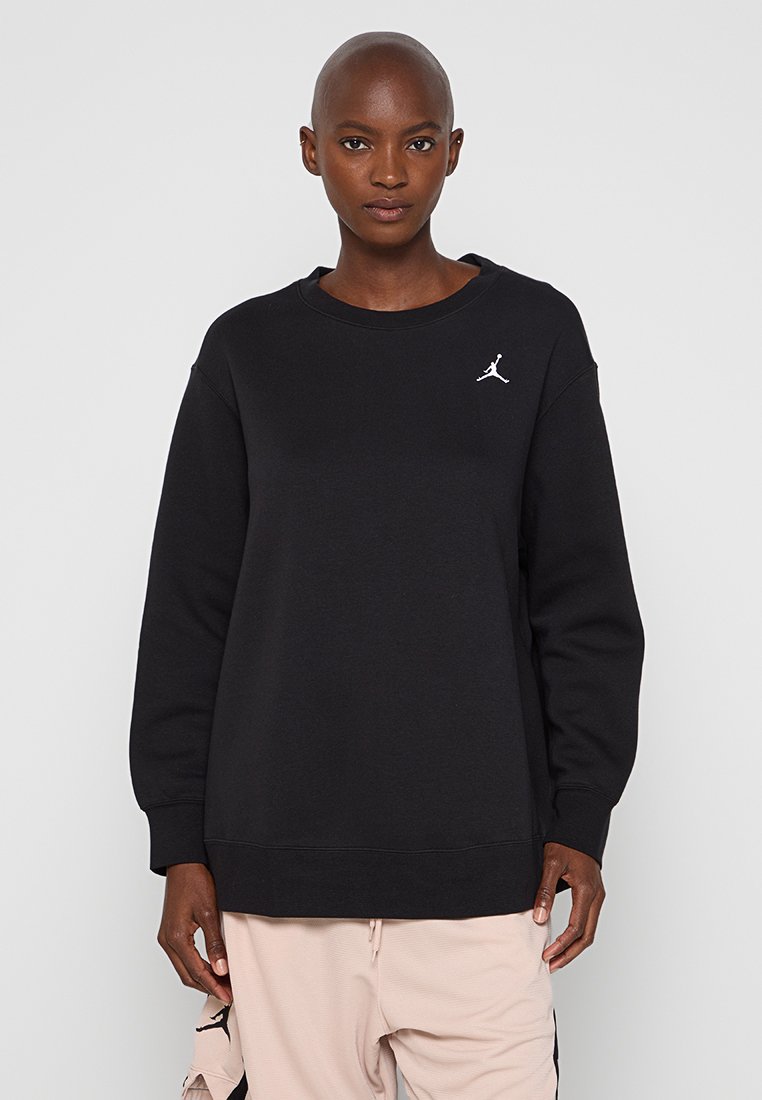 Sudadera negra de manga larga, con cuello redondo y un logo blanco de Jordan en el lado izquierdo del pecho. Material de algodón suave, corte relajado.