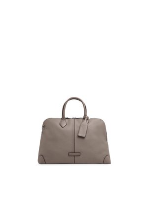 Grande borsa da viaggio in pelle strutturata color taupe con due manici, chiusura con cerniera, rinforzi agli angoli e un'etichetta in pelle appesa.