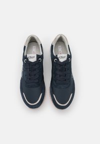 Navyblaue Sneaker mit einem Obermaterial aus Wildleder und Synthetik, Schnürverschlüssen und einer hellen Sohle. Branding an der Seite. Größe 37.