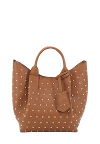 Braune Leder-Tote mit goldenen Nieten, runder Form, doppelten Griffen und einem kleinen abnehmbaren Anhänger mit dem Markennamen.