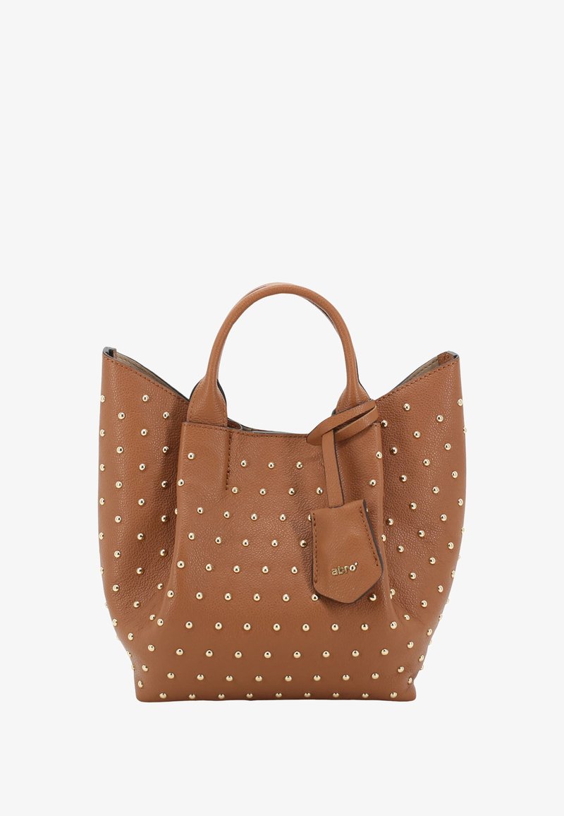 Braune Leder-Tote mit goldenen Nieten, runder Form, doppelten Griffen und einem kleinen abnehmbaren Anhänger mit dem Markennamen.