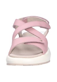 Sandalia de cuero rosa con correas entrelazadas, plantilla acolchada y suela blanca; acabado texturizado en la parte superior y interior de color claro.