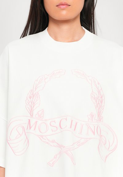 Biely sweatshirt s veľkým rúžovým logom a vavrínovým vencom, na ktorom je nápis "MOSCHINO". Normálny strih s hladkou textúrou.