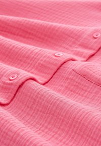 TOM TAILOR OVERSIZED MIT STRUKTUR - Button-down blouse - carmine pink