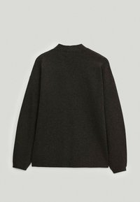 Maglione oversize marrone scuro con colletto alto e maniche lunghe. Texture liscia, senza motivi visibili. Design squadrato, stile minimalista.