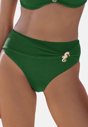 Gros plan sur un bas de bikini taille haute vert texturé avec une décoration dorée en forme d’hippocampe sur le côté gauche.