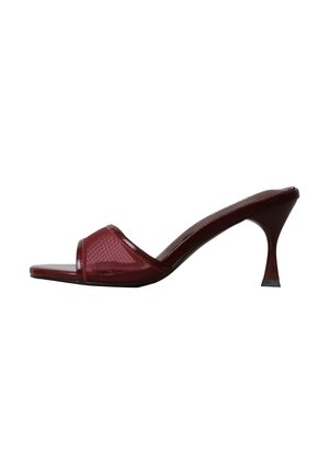 Mule en cuir verni rouge à bout ouvert avec une bride en maille et un talon moyen élancé et évasé.