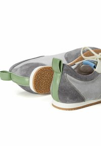 Scarpe in suede grigio con dettagli in pelle verde, suole in gomma testurizzata e lacci tondi. Presentano un tappo sul tallone e dettagli cuciti.