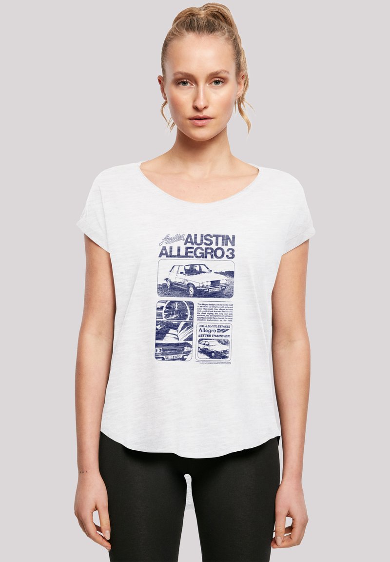 Weißes T-Shirt mit kurzen Ärmeln und Rundhalsausschnitt, auf dem ein dunkelblaue Grafik von Autos sowie Text über den Austin Allegro 3 zu sehen ist.