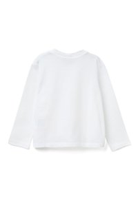 Biała koszulka z długim rękawem wykonana z bawełny, z okrągłym dekoltem i prostym dołem. Gładka faktura bez widocznych wzorów czy zdobień.