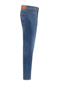 Jeans de denim azul con corte ajustado, que presentan un parche de cuero marrón en la parte trasera y un diseño clásico de cinco bolsillos. Textura suave, sin patrones decorativos.