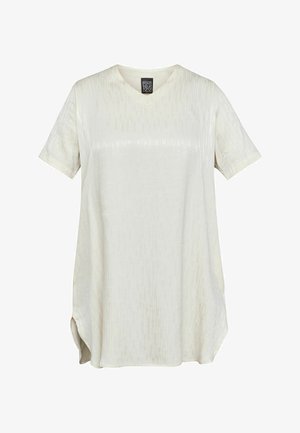 Kurzärmliges, V-Ausschnitt-Oberteil aus leicht beigem Stoff mit subtiler vertikaler Streifenstruktur und seitlichen Schlitzen für mehr Bewegungsfreiheit.