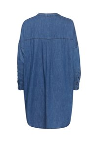 Denim košulja, dugi rukavi, svijetloplava boja, ležeran kroj, šav na leđima, dugmadi na manžetama, zaobljeni rub, glatka tekstura.