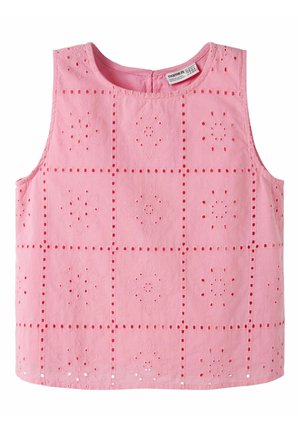 Ružový top bez rukávov so štvorcovým mriežkovaným vzorom s vyšívanými kvetinovými výrezmi a zapínaním na gombík na chrbte pri výstrihu.
