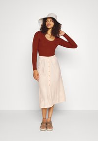 JDY Tall JDYPLUM YSLA O NECK - Jumper - brown