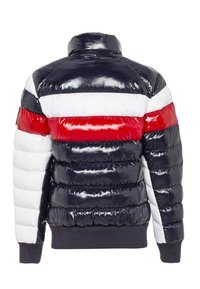Daunenjacke mit hohem Kragen, im Farbblockdesign in Marineblau, Weiß und Rot. Glänzende Oberfläche; gerippte Bündchen und Saum.