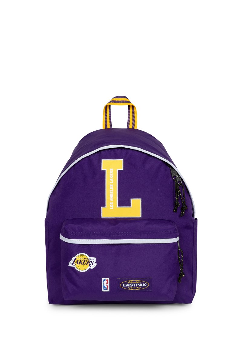 Mochila de tela morada con un gran logo amarillo en forma de "L", detalles en blanco en las cremalleras y logos de la NBA y Eastpak en el bolsillo delantero.