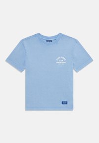 Světle modré bavlněné tričko s krátkými rukávy, kulatým výstřihem a nápisem "Cool Vibes Club Only & Sons" tištěným bílou barvou na přední straně.