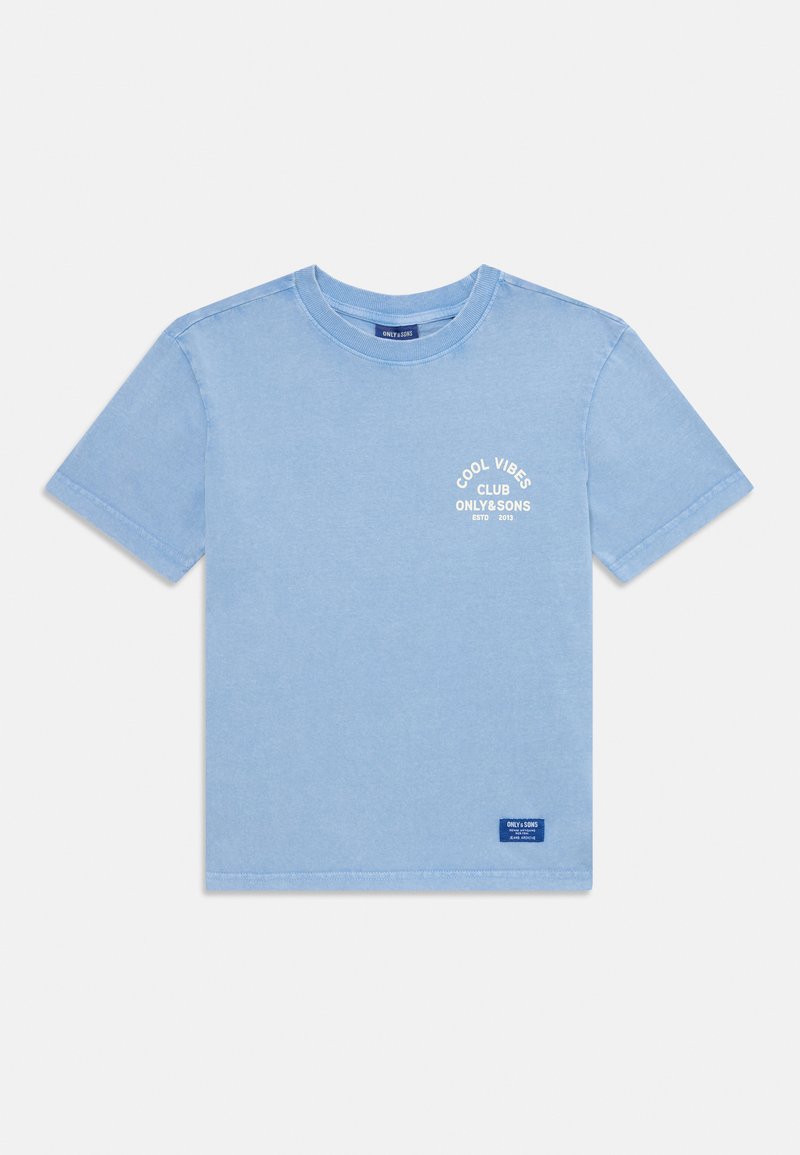 Ανοιχτό μπλε βαμβακερό t-shirt με κοντά μανίκια, στρογγυλή λαιμόκοψη και την εκτύπωση "Cool Vibes Club Only & Sons" σε λευκό μπροστά.